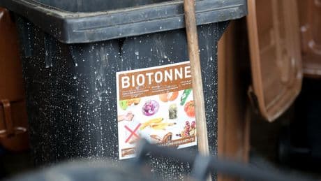 Bloß kein Plastik: Verschärfte Biotonnen-Kontrollen in vielen Kommunen