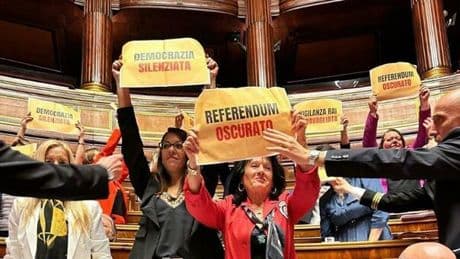 Senato, la protesta M5S. "Referendum oscurato"