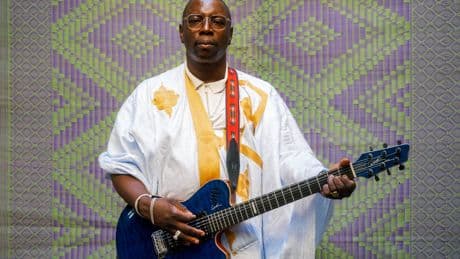 Vieux Farka Touré wil Mali’s legendarische blues redden: „Soms met rock, soms reggae, maar ik blijf altijd in mijn wereld”