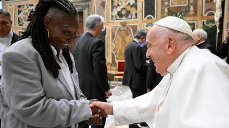"Un triste jour pour la foi": Whoopi Goldberg, Russell Crowe, Mireille Mathieu pleurent la mort du pape François