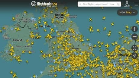 Voli in tilt in Gran Bretagna, il guasto al radar e il blocco a partenze e arrivi: migliaia di passeggeri dirottati