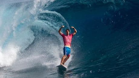 Le surfeur français Kauli Vaast retrouve Teahupoo en compétition, un an après son sacre olympique