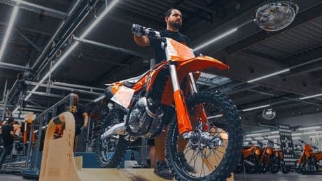 KTM reanuda su producción a pleno rendimiento en su fábrica de Mattighofen