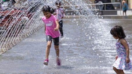 Heat wave hits Toronto for 2nd day as classrooms swelter, pools stay open late