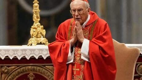 "Auguri e doppi": la enigmática frase del cardenal Re al candidato favorito a Papa