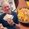 “Primeur in mijn leven”: Piet Huysentruyt proeft 9 gerechten op Tomorrowland en wordt 3 keer van zijn sokken geblazen