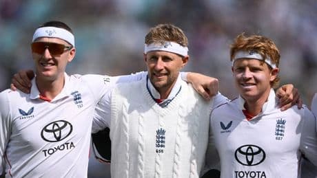 Joe Root leads England cricket players and fans in wonderful tribute to Graham Thorpe