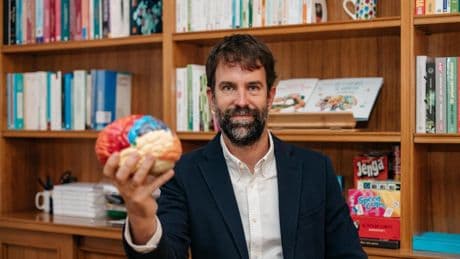Rafa Guerrero, psicoterapeuta: “Si un hijo solo se enfada con su madre, significa que es su puerto seguro, le confía cómo se siente la rabia y, por tanto, es una privilegiada”