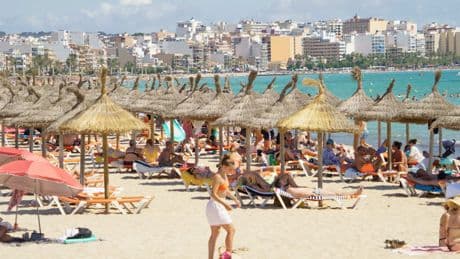Schnäppchenjagd für den Sommerurlaub - Reisen im Ausland buchen kann viel Geld sparen