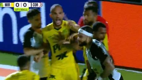 Depay tira a lo panenka y desata una tangana