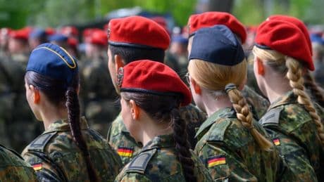 Wehrpflicht: Frauen an die Waffe!