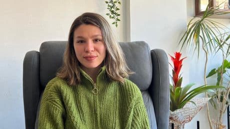 "Volví a abrazar a los 18 años": la historia de Alicia González y el estigma invisible del 'bullying' por sus tics nerviosos
