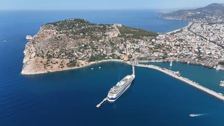 Alanya'ya kruvaziyerle turist akını