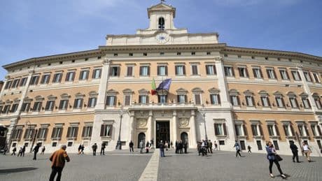 Vitalizi, ingiuzione di pagamento degli ex onorevoli: «Ci spetta la rivalutazione Istat». Fino a 30 milioni per l'adeguamento previsto dalla delibera Fico