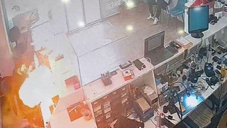 Telefon bataryası tamir sırasında bomba gibi patladı