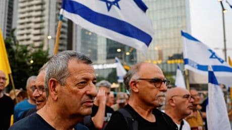 A Tel-Aviv, les vétérans de l’armée de l’air protestent contre l’occupation de l’enclave palestinienne : « Ne sacrifiez pas nos fils à Gaza ! »