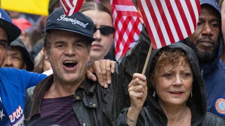 Mark Ruffalo, Jimmy Kimmel, Susan Sarandon... Les stars manifestent contre Donald Trump