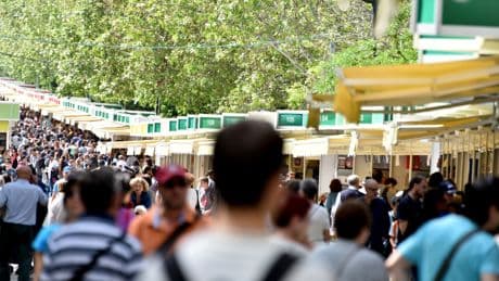 Cómo llegar a la Feria del Libro de Madrid y no perderte entre casetas: accesos y mapas