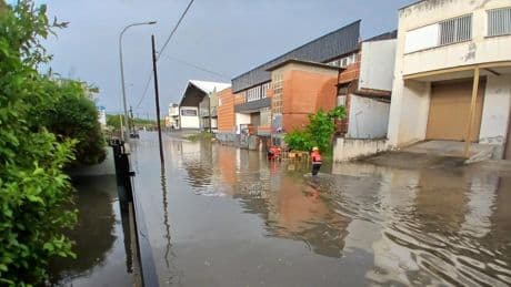 Bombers asiste a dos personas atrapadas en un vehículo arrastrado por la lluvia en Vilassar de Mar