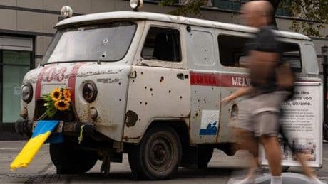 Warum ein kaputter Krankenwagen aus der Ukraine in Charlottenburg parkt