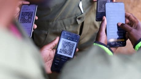 Bitcoin is introduced into Africa's largest slum, with risks and rewards