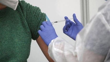 Las secuelas de la vacuna de Pfizer también son accidente de trabajo, según una sentencia