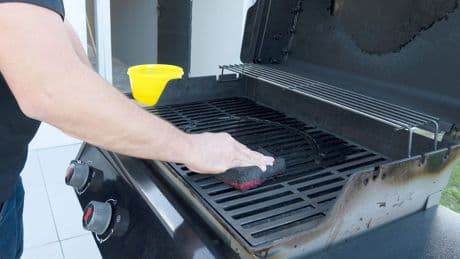 Gasgrill reinigen: Wichtige Schritte für die erste Nutzung im Jahr