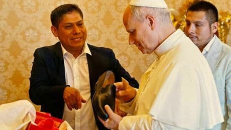 Papa Leone XIV, il riformismo moderato passa dalle scarpe: dal mocassino rosso di Ratzinger alle ortopediche di Bergoglio, "la terza via"