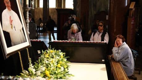 Mort du pape : « Dès son apparition au balcon de Saint-Pierre, celui qui venait de choisir le nom de François a imposé un style et un ton inédits »