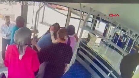 Otobüste fenalaşan yolcuya müdahale kamerada