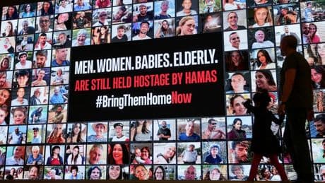 "Histoires d'otages": environ 240 hommes, femmes et enfants kidnappés par le Hamas
