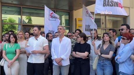 KRT TV emekçileri kanal önünde eylemdeydi: Haklarını talep ettiler