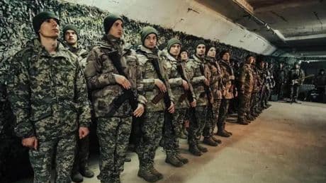 La falta de militares lleva a Ucrania a reclutar a menores de 25 años con becas, hipotecas y sueldos sin competencia