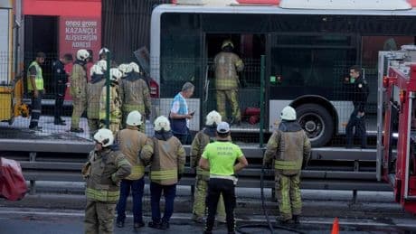Zeytinburnu'nda metrobüste çıkan yangın söndürüldü
