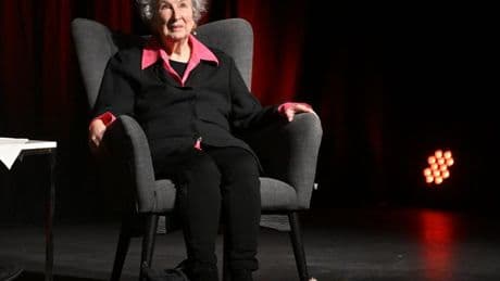 Face à l’interdiction de “La Servante écarlate” en Alberta, la contre-attaque de Margaret Atwood