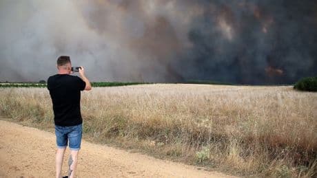 Dos muertos, decenas de heridos y 5.000 evacuados en la peor ola de incendios de todo el verano