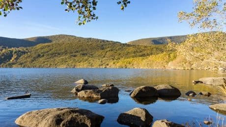 Castilla y León prohíbe el baño en el Lago de Sanabria por las labores de extinción