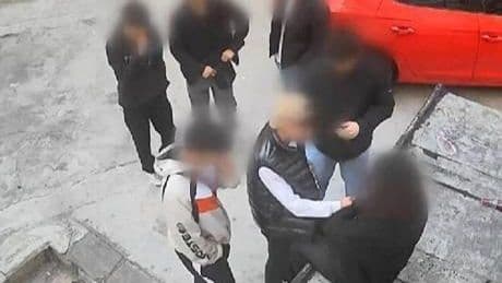 Kadıköy’de eli bıçaklı çocuk gaspçılar dehşet saçtı! Kolyeyi çalıp kaçtılar