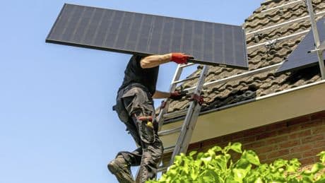 Zonnepanelenbezitter schrikt van terugleverkosten bij energiebedrijf: ’€60 miljoen per jaar’
