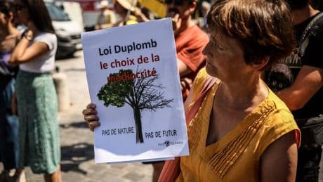 Loi Duplomb : la pétition contre le texte franchit la barre des deux millions de signatures