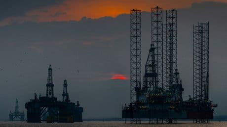 El mercado del petróleo se enfrenta a un triple golpe y la IEA tiene claro el porqué: Irán, OPEP+ y los vehículos eléctricos