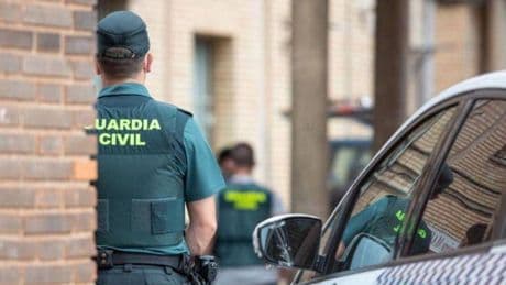 Un hombre de 60 años con problemas mentales mata a un vecino y se atrinchera con la mujer del fallecido en Granada