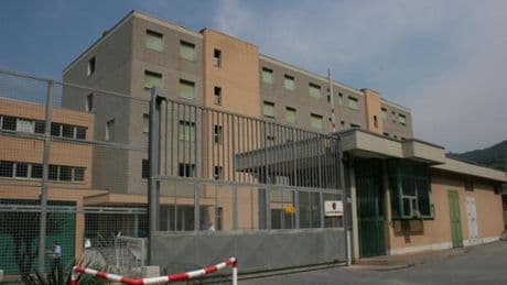 Carcere di Sanremo, nasconde hashish nello spezzatino lasciato per il compagno detenuto. Denunciata