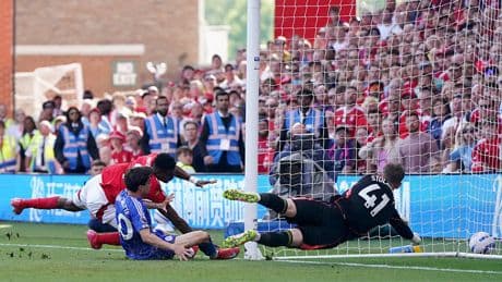 Taiwo Awoniyi, delantero del Nottingham Forest, sale del coma tras el duro choque con el poste que le provocó una lesión abdominal