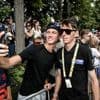 Tour de France. Le néoretraité Romain Bardet distribue des bidons au bord de la route