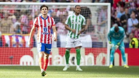 Si eso entra... Julián se puso la '10' de Maradona para casi calcar su golazo en México
