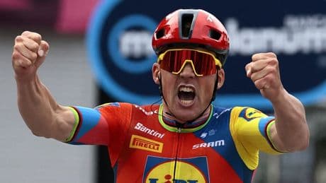 Pedersen blijft Van Aert net voor en wint eerste Giro-etappe, tijdverlies Arensman