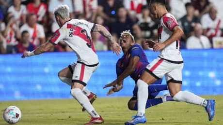 Escándalo en Vallecas: penalti muy dudoso sobre Lamine y el VAR no lo puede revisar... porque no funciona