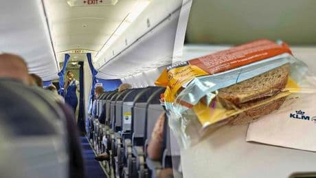 Klanten KLM verbijsterd over prijzen catering aan boord: boterham met kaas straks €6