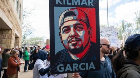Kilmar Ábrego García, el inmigrante deportado ilegalmente a El Salvador, vuelve a EEUU acusado de tráfico de personas